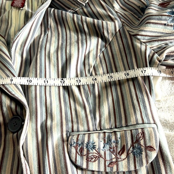 Jones Wear White and Blue Pinstriped Blazer Sports-Coat Woman’s Size 10 - Picture 6 of 7